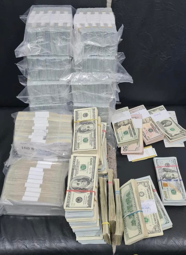 Найденная в авто валюта. Фото: Instagram/Poliţia de Frontieră Română