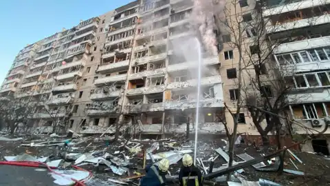 Снаряд попал в дом на Подоле в Киеве. Фото: ГосЧС