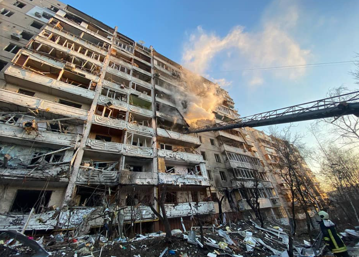 Снаряд попал в дом на Подоле в Киеве. Фото: ГосЧС