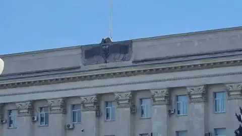 У Херсоні окупанти зняли прапор України із будівлі міської адміністрації. Фото: соцмережі