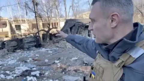 "Повреждено 6 домов", - Кличко показал, как спасают людей после обстрела Подольского района