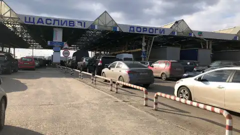 Автомобили на границе. Фото: Госпогранслужба