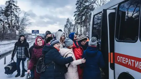 З початку війни гуманітарними коридорами евакуювали більше 200 тисяч людей – Тимошенко