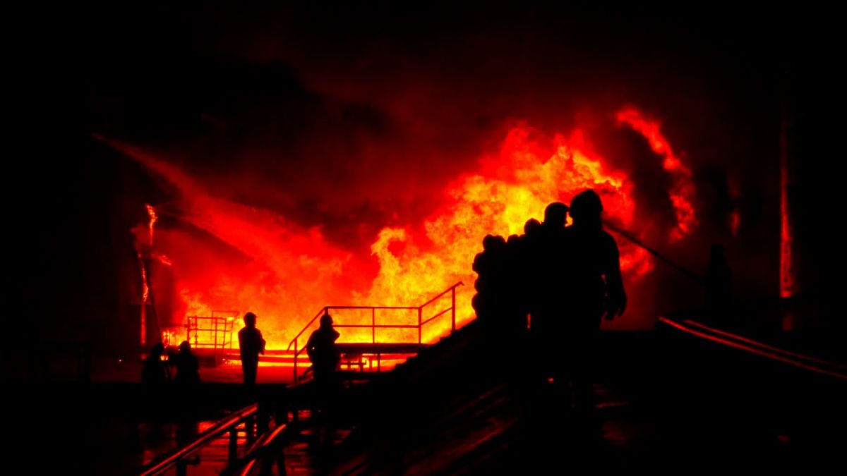 Пожар на нефтебазе во Львове. Фото: ГосЧС