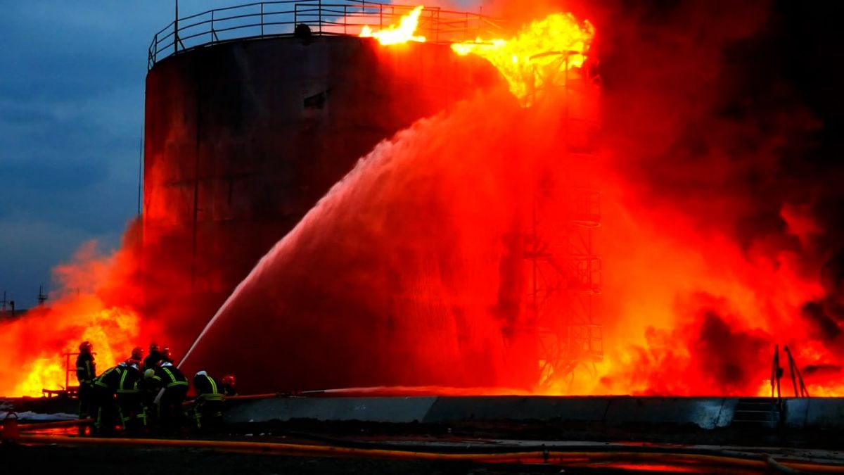 Пожар на нефтебазе во Львове. Фото: ГосЧС