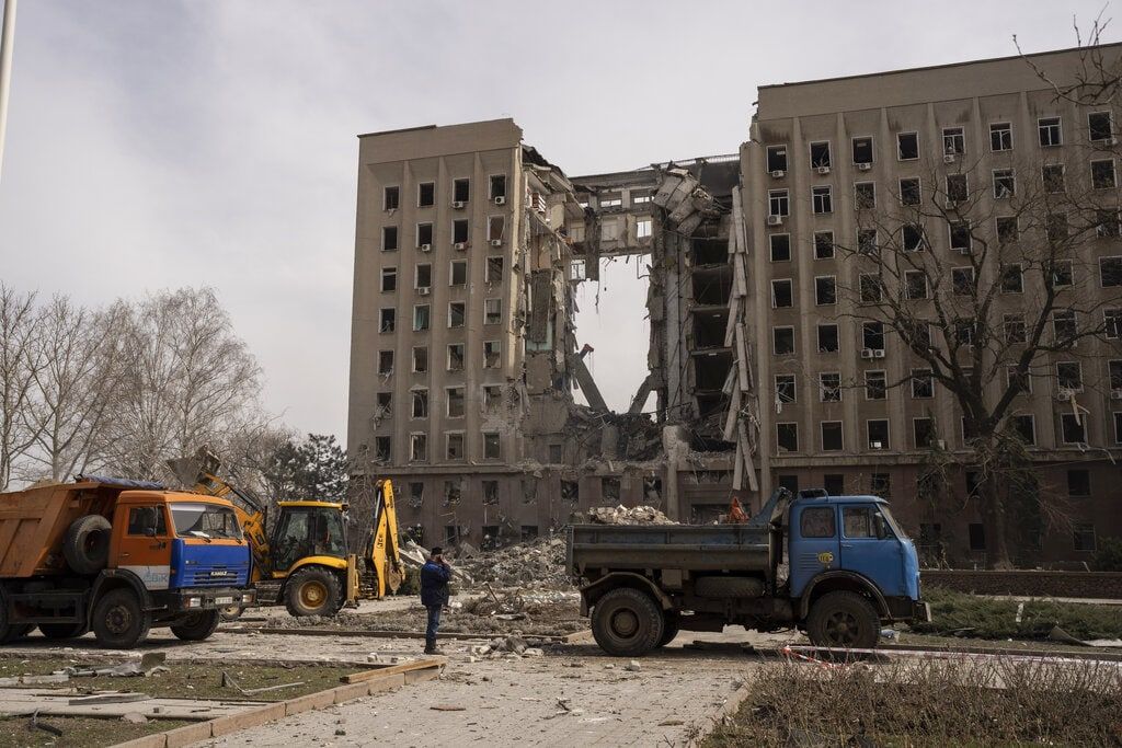 Последствия обстрела Николаевской ОГА. Фото: ГосЧс