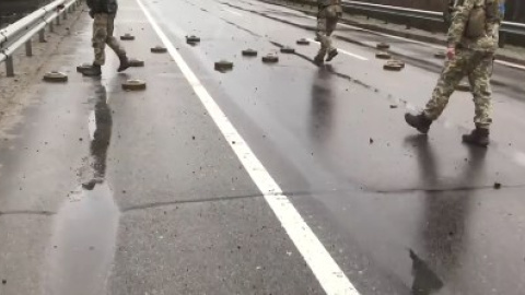 Українські військові працюють над розмінуванням траси Київ-Варшава