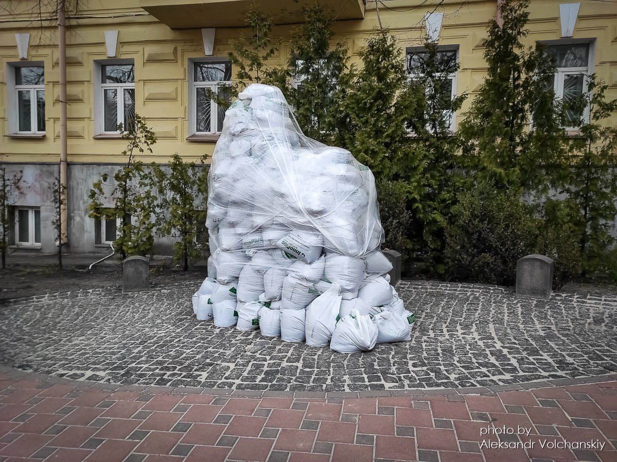 Памятник персонажам 