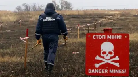 Піротехніки знищили понад 1500 боєприпасів на Житомирщині, розмінування триває