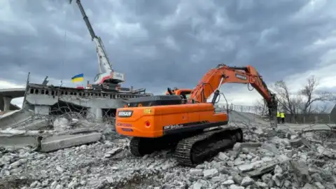 На Житомирській трасі облаштували переправу через р. Ірпінь, рух скоро відкриють