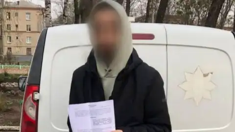 Мошенник выдавал себя за волонтера и выманивал у людей деньги. Фото: Офис генпрокурора/Facebook