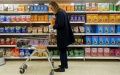 A man shops at a supermarket in London, Britain. Photo by Xinhua/Li Ying.