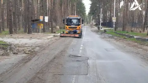 На дорогах Ворзеля почали прибирати звалища, які залишили за собою російські окупанти