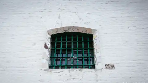 Окно камеры Лукьяновского СИЗО. Українське Фото