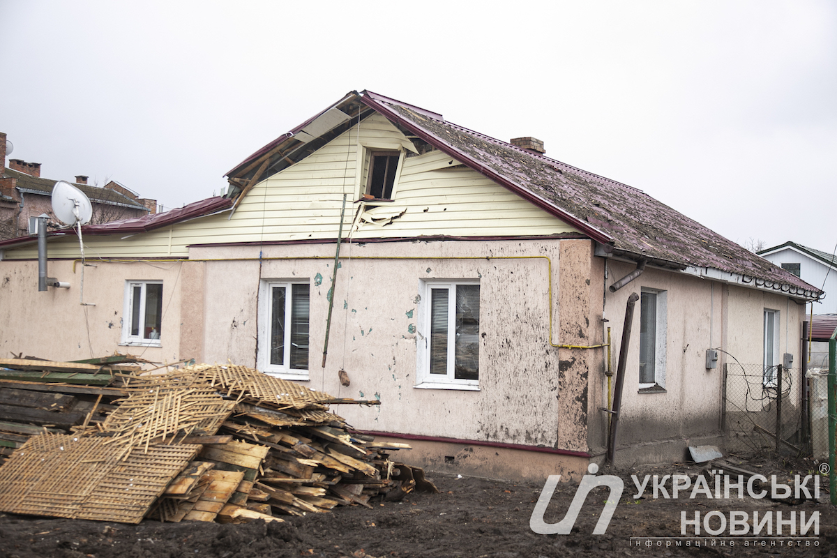 Обстрелянный дом