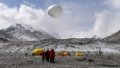 Scientific research members launch a balloon carrying radiosonde at the Mount Qomolangma base camp. Photo by Xinhua/Jiang Fan.