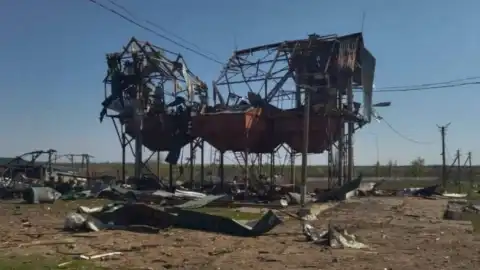 Разрушенный склад с зерном в Синельниковском. Фото: Денисова/Фейсбук