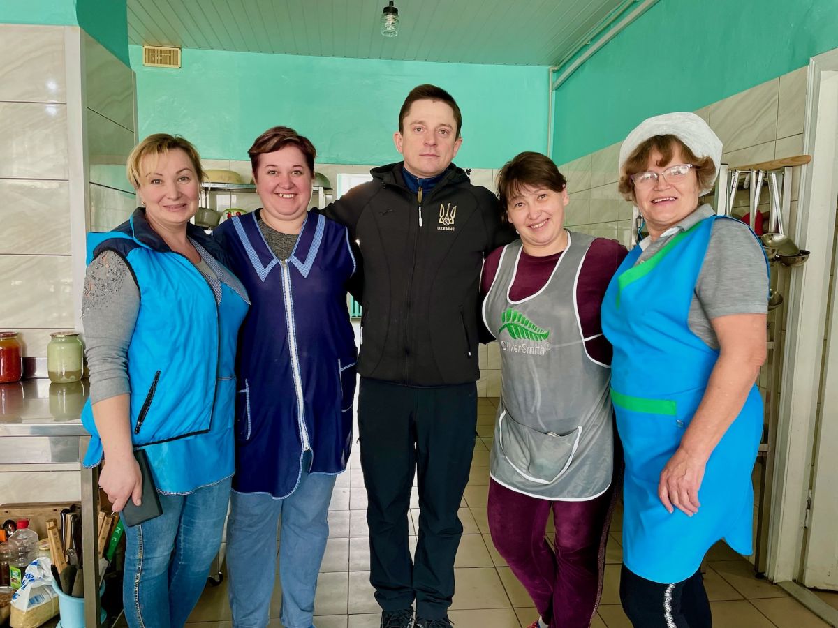 Олесь Довгий после доставки продуктов в одну из школ поселка Александровка, столовая которой готовит еду для воинских частей