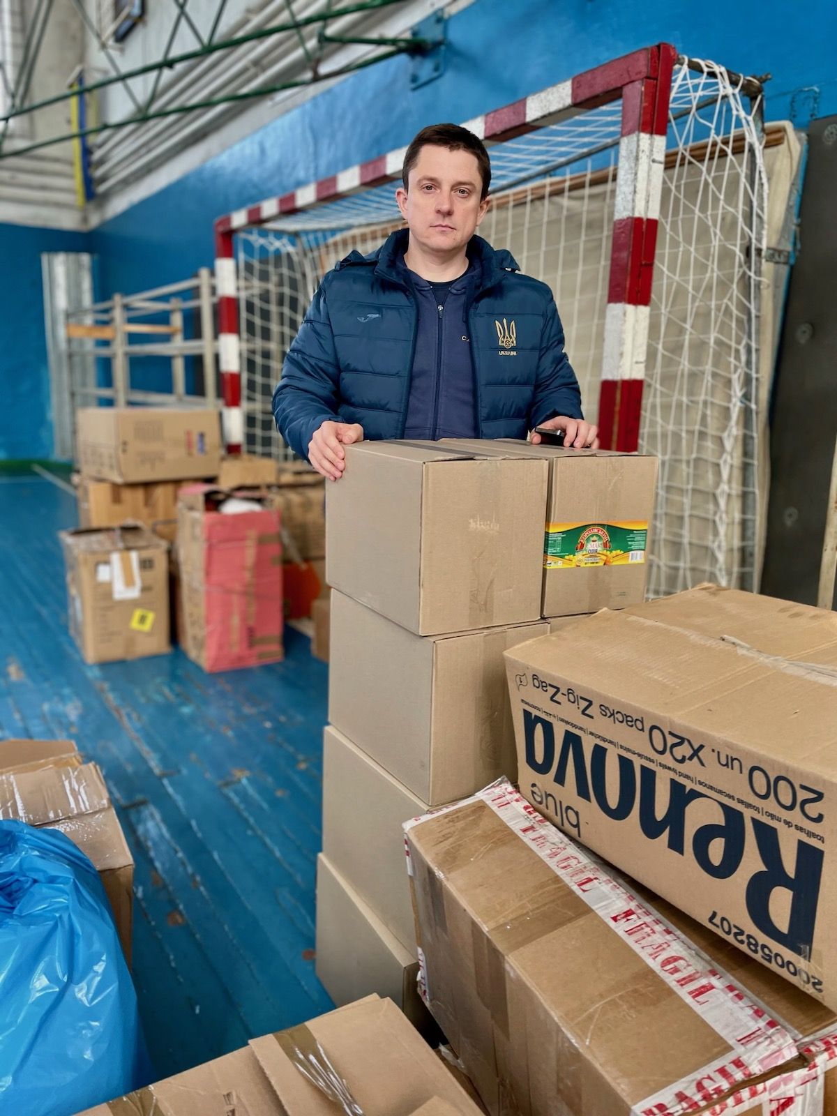 Олесь Довгий во время доставки продуктов и средств гигиены гуманитарный хаб Знаменки, оказывающий помощь переселенцам