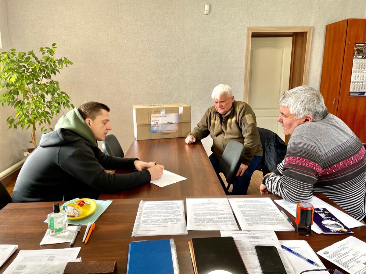 Oles Dovgiy in Velyka Andrusivka village, meeting the head of local Territorial Community and a representative of farmers