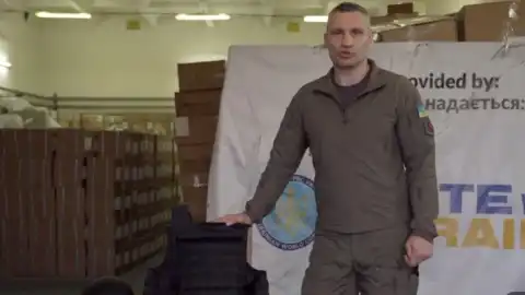 Виталий Кличко передал 5 тысяч бронежилетов и 5 тысяч кевларовых касок командованию Сухопутных войск Украины