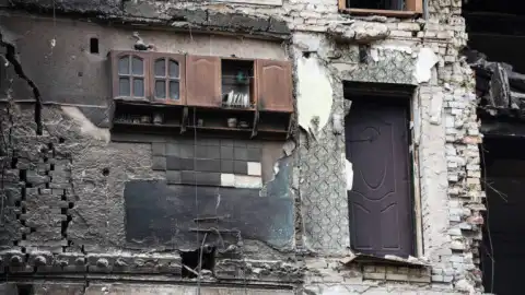 Кухонный гарнитур и  керамический петушок на нем. 