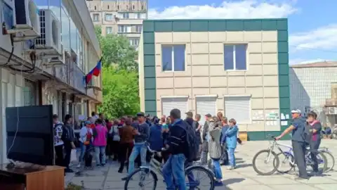 В Мариуполе установили экраны, где транслируют пропаганду РФ. Фото: Андрющенко/Telegram
