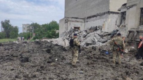Авиация оккупантов уничтожила в Лисичанске кинотеатр, где раньше прятались люди