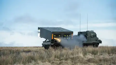 Ракетная установка. РСЗО. M270 MLRS. Фото: Минобороны Великобритании