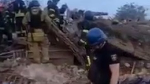 Військові на руїнах будинку. Скріншот відео