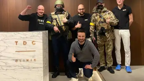Нужно помогать друг другу, кто чем может. Намного хуже, если человек лежит на диване, пьет пиво и говорит, как все плохо. Как владелец киевской стоматклиники лечит бесплатно военных