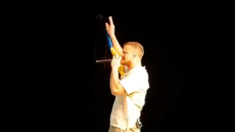 Солист Imagine Dragons поднял украинский флаг во время выступления в Праге