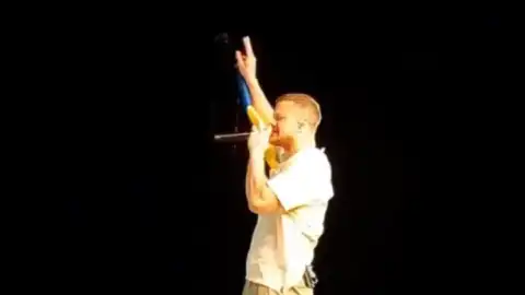 Солист Imagine Dragons поднял украинский флаг во время выступления в Праге