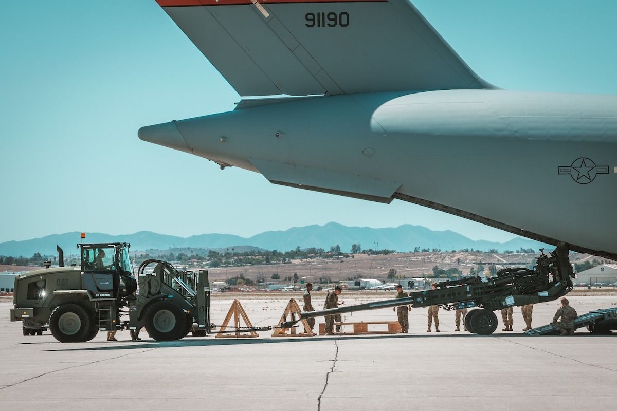 Погрузка гаубицы М777 на борт C-17 Globemaster III. Фото: Минобороны США