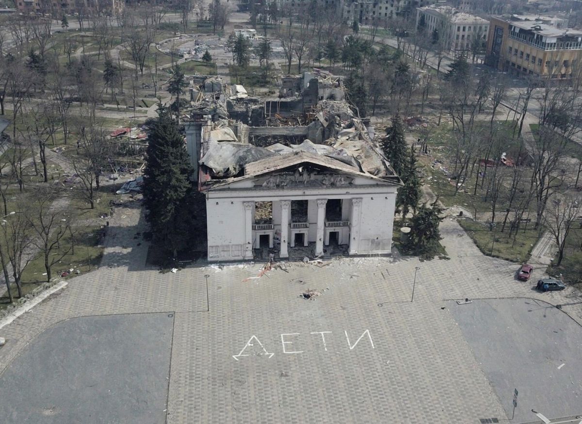 Последствия авиаудара авиации РФ по Драмтеатру в Мариуполе. Фото: Reuters