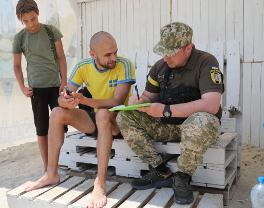 Раздача повесток. Одесса. Фото: usionline