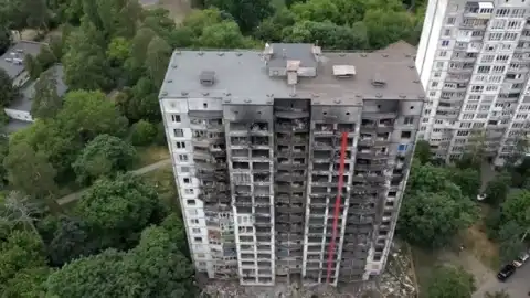 Кличко рассказал, что будет с 16-этажкой, поврежденной российской ракетой, и сколько столичных домов восстановят