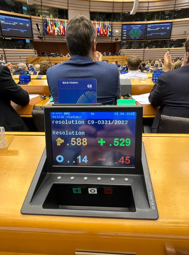 Голосование за резолюцию в поддержку предоставления Украине и Молдове статуса кандидатов на вступление в Евросоюз.  Фото: twitter.com/VladоBilcik