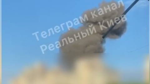 У Києві пролунали 4 вибухи, є влучення ракет до житлових будинків. Проводиться евакуація мешканців