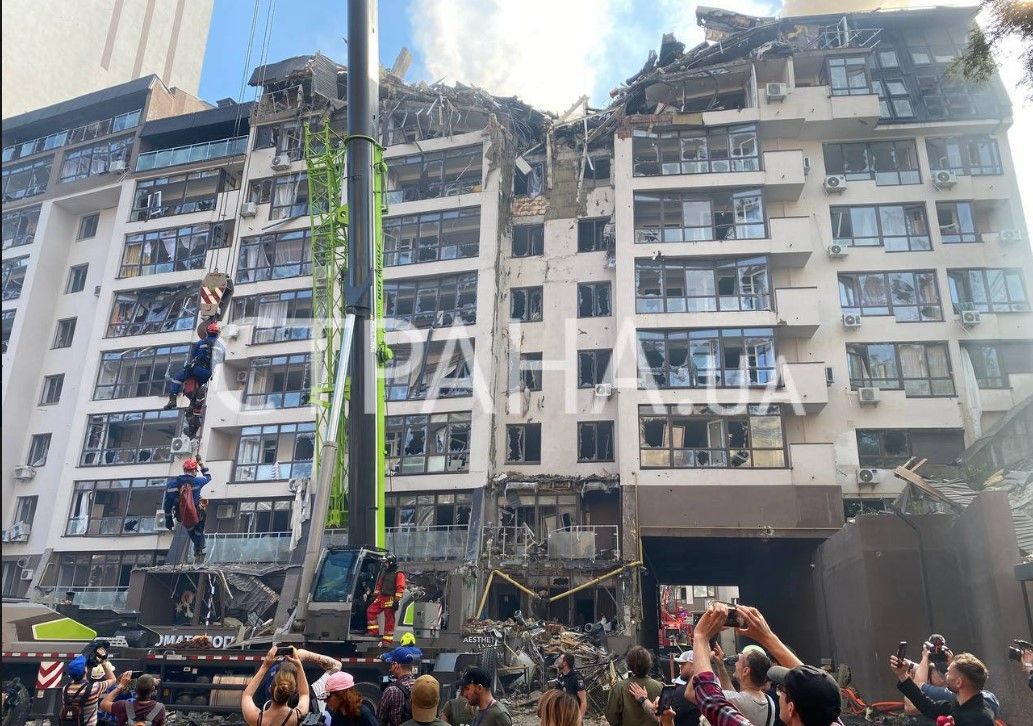 Последствия обстрела жилого дома в Киеве. Фото: ГосЧС