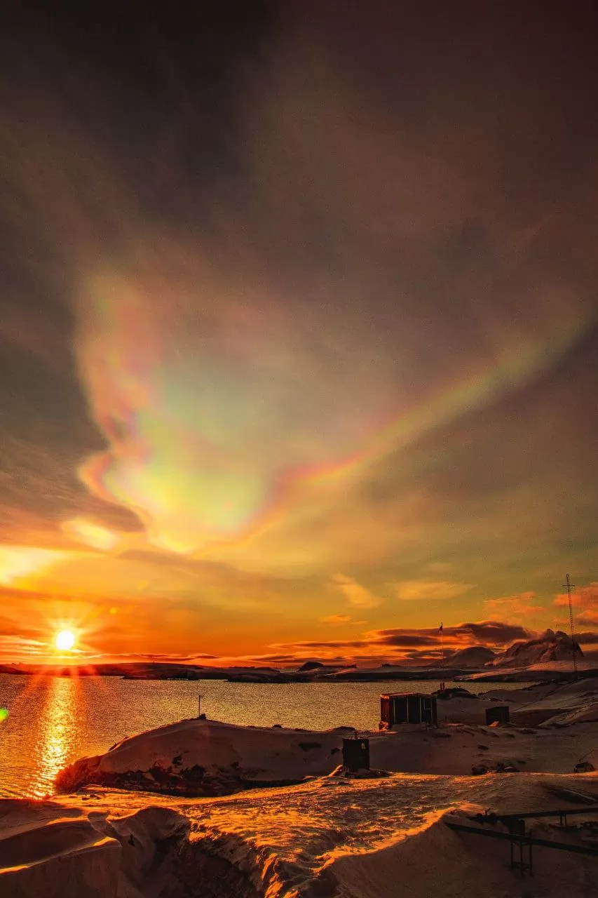 Перламутровые облака. Фото: facebook.com/AntarcticCenter