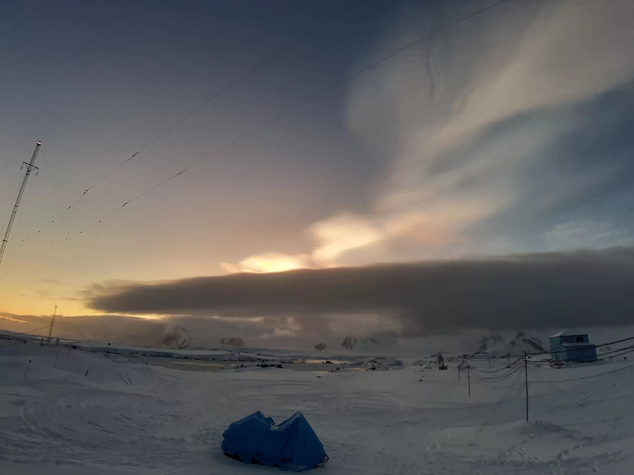 Перламутровые облака. Фото: facebook.com/AntarcticCenter