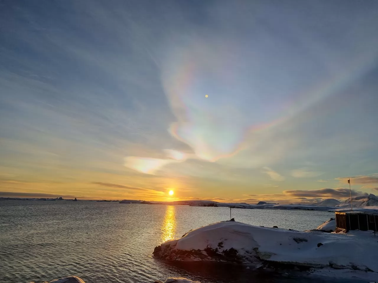 Перламутровые облака. Фото: facebook.com/AntarcticCenter