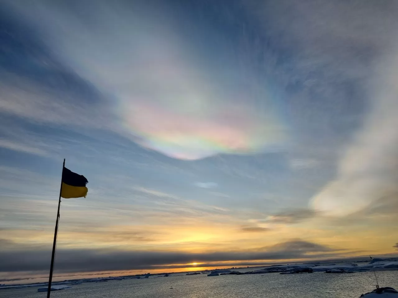 Перламутровые облака. Фото: facebook.com/AntarcticCenter