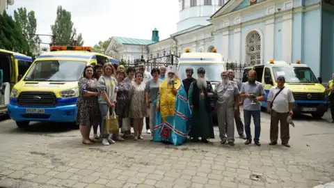 УПЦ и Фонд Вадима Новинского передали 5 машин скорой помощи Николаевской общине