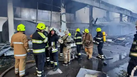 Пожар после обстрела ТЦ в Кременчуге. Фото: facebook/ГосЧС