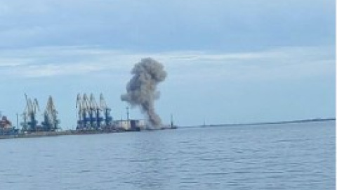 У Бердянську пролунали вибухи, у порту видно клуби диму