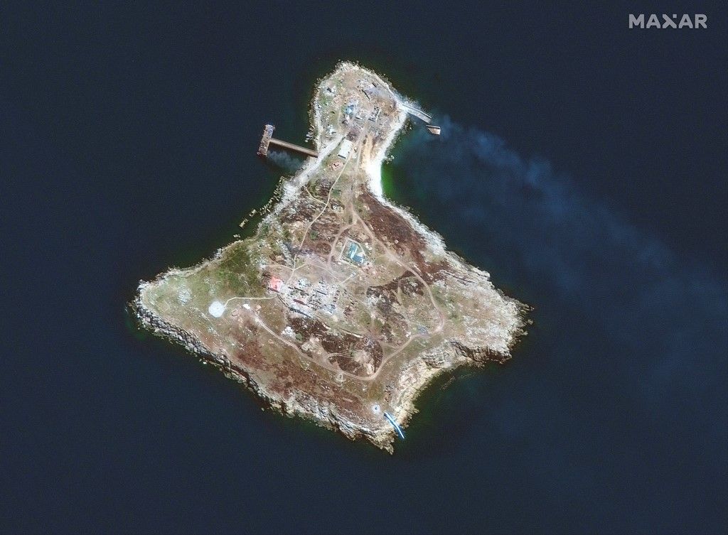Остров Змеиный после ухода российских войск. Фото: Maxar Technologies