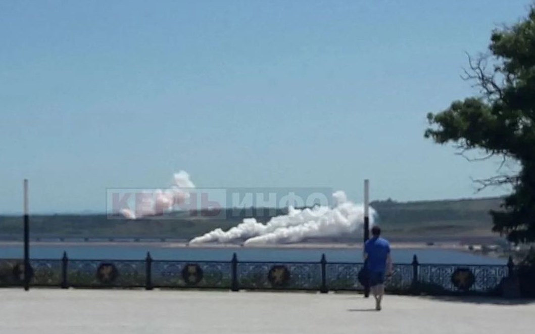 Дым в районе Керченского моста. Фото: tg/Керчь инфо
