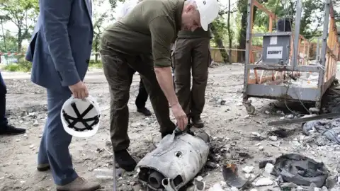 Кличко проверил работы по восстановлению поврежденного из-за ракетных обстрелов дома на Оболони